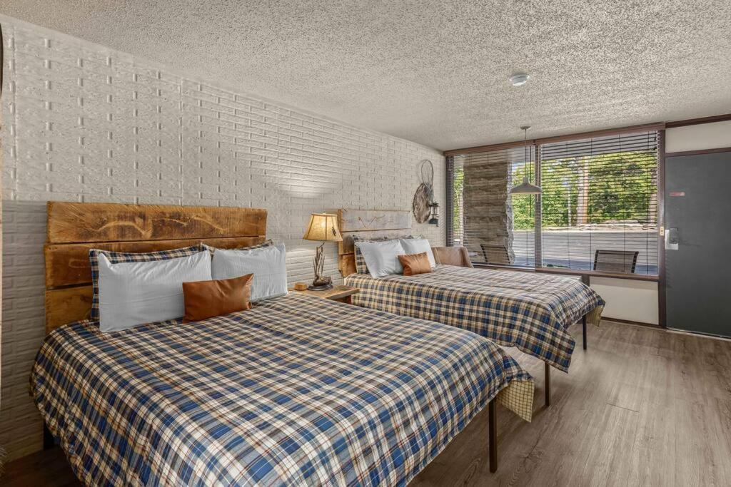 Stonegate Lodge 2 Queen Beds Fast Wifi 50" Tv Salt Water Pool Room #207 Eureka Springs Buitenkant foto